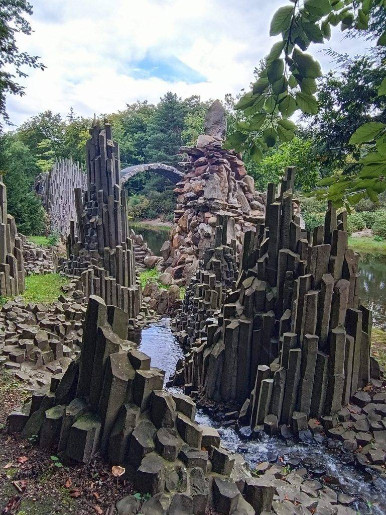 Wasserlauf mit Blick auf die Rakotzbrücke im Rhododendronpark Kromlau Wasserlauf mit Blick auf die Rakotzbrücke