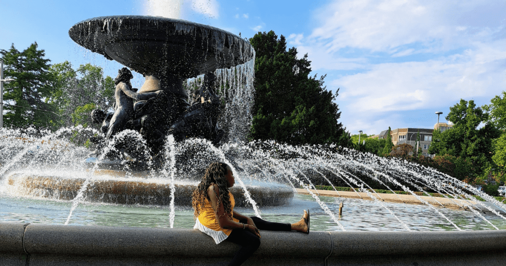Dresdner-Hauptstrasse-Albertplatz-Brunnen-Stuermische-Wogen
